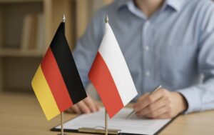 Deutsche und polnische Flagge auf Schreibtisch.